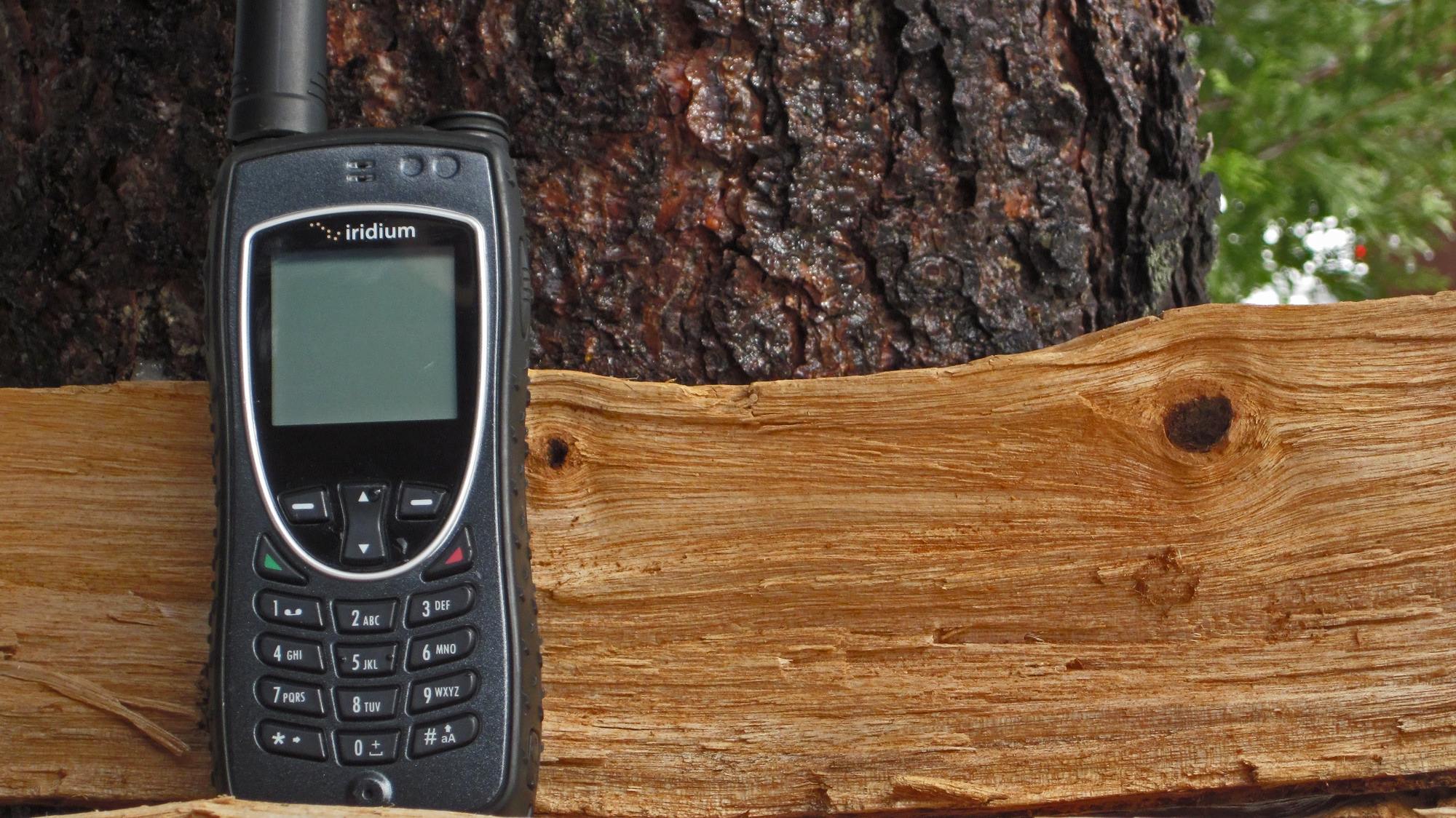iridium-9575-extreme-satellite-phone-laying-in-a-tree-northernaxcess.jpg iridium-9575-extreme-satellite-phone-laying-in-a-tree-northernaxcess.jpg